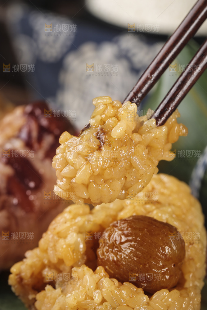 筷子上夹着糯米