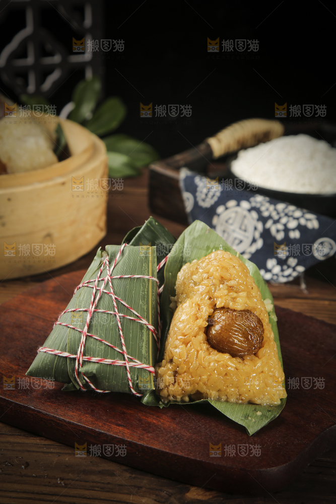 木板上放着蜜枣粽