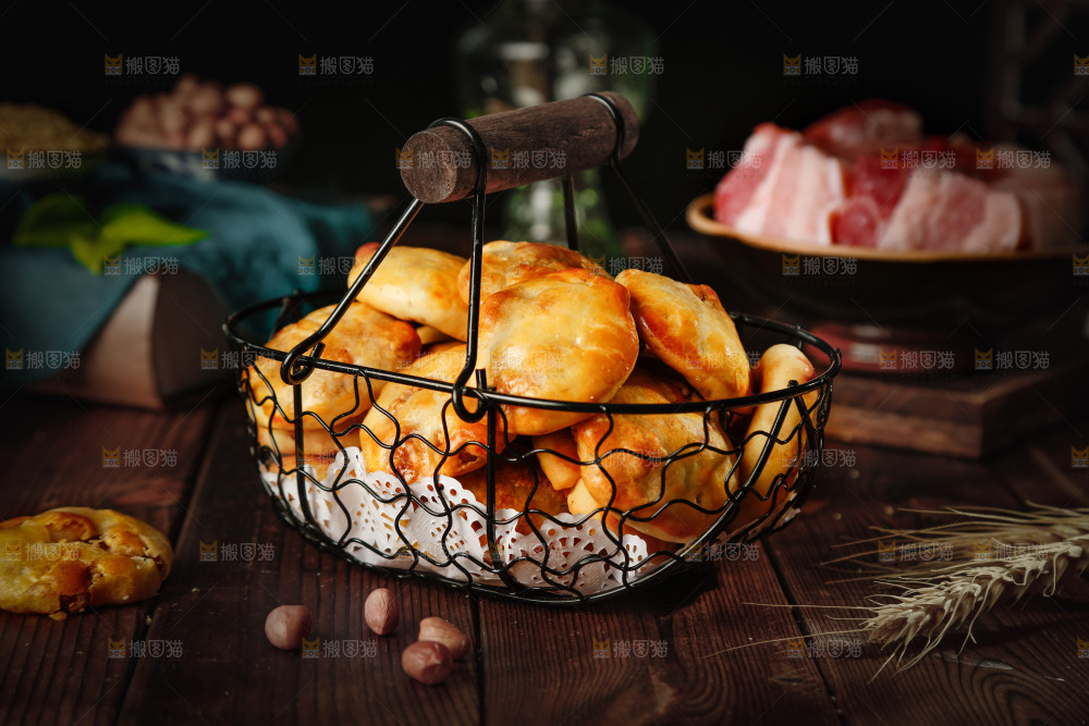 木底上放着一篮鸡仔饼