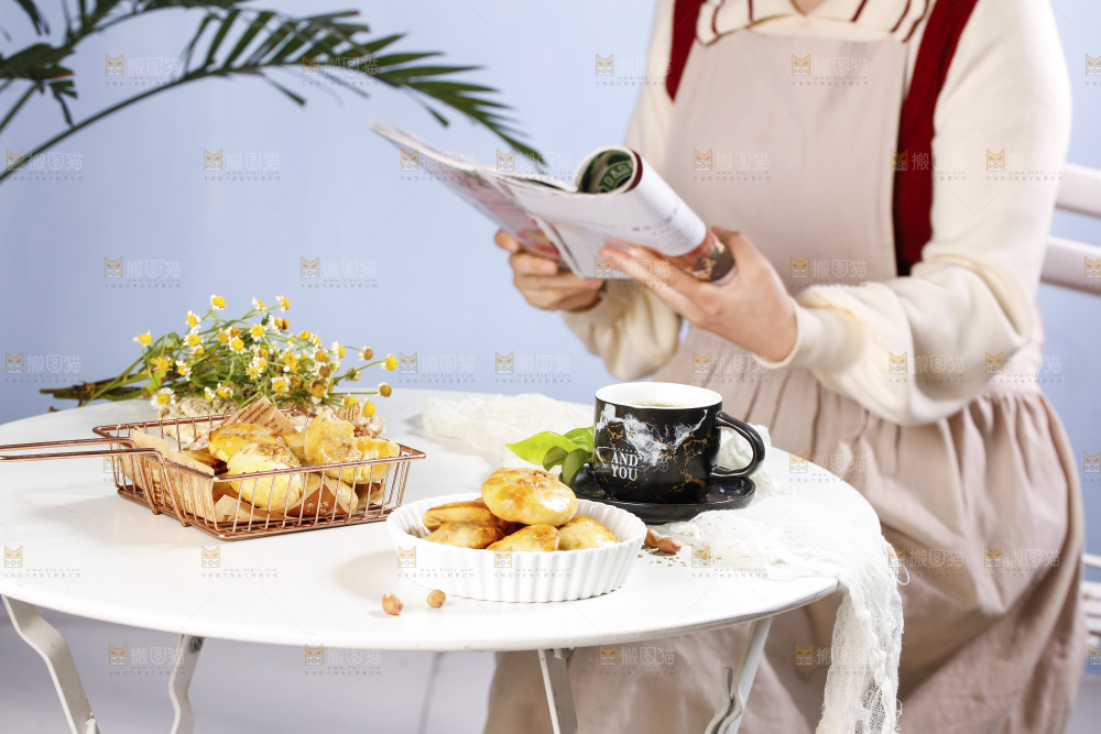 桌子上摆放着鸡仔饼