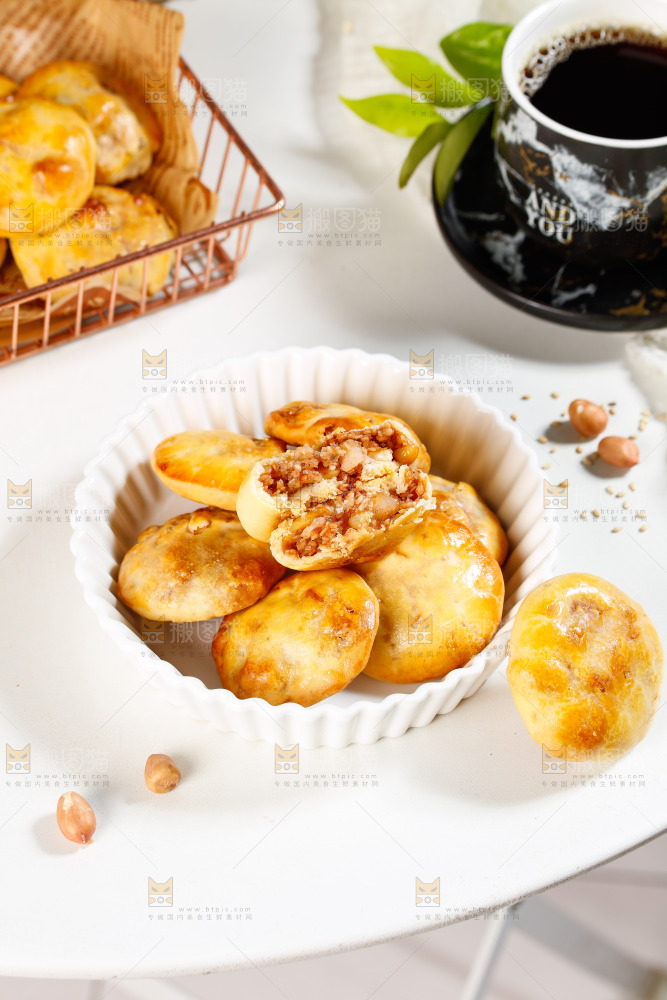 桌子上放着一盘鸡仔饼