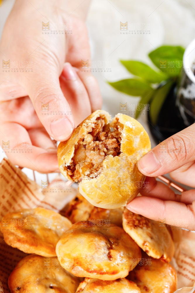 手里拿着鸡仔酥