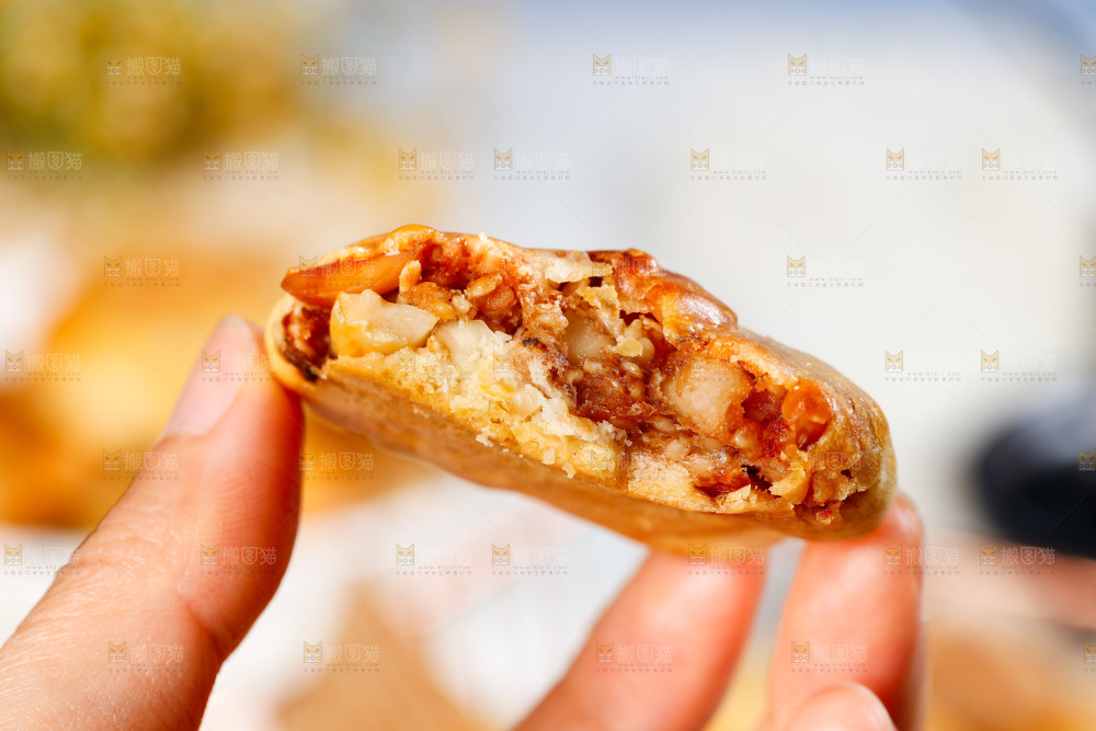 手里拿着鸡仔饼