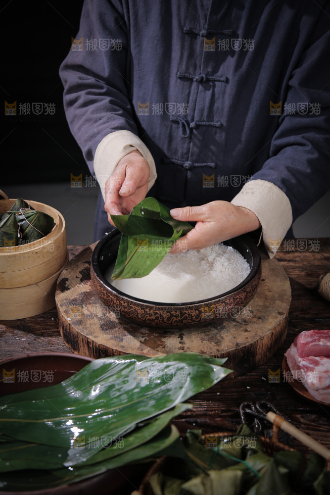 手里着包着粽子