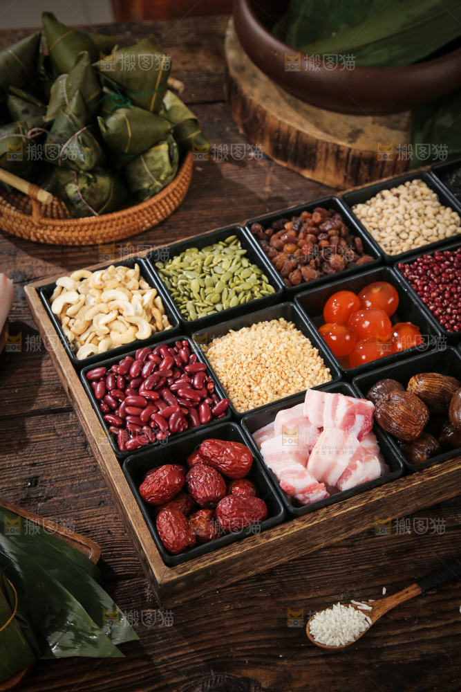 木底上放着一盘粽子食材组合
