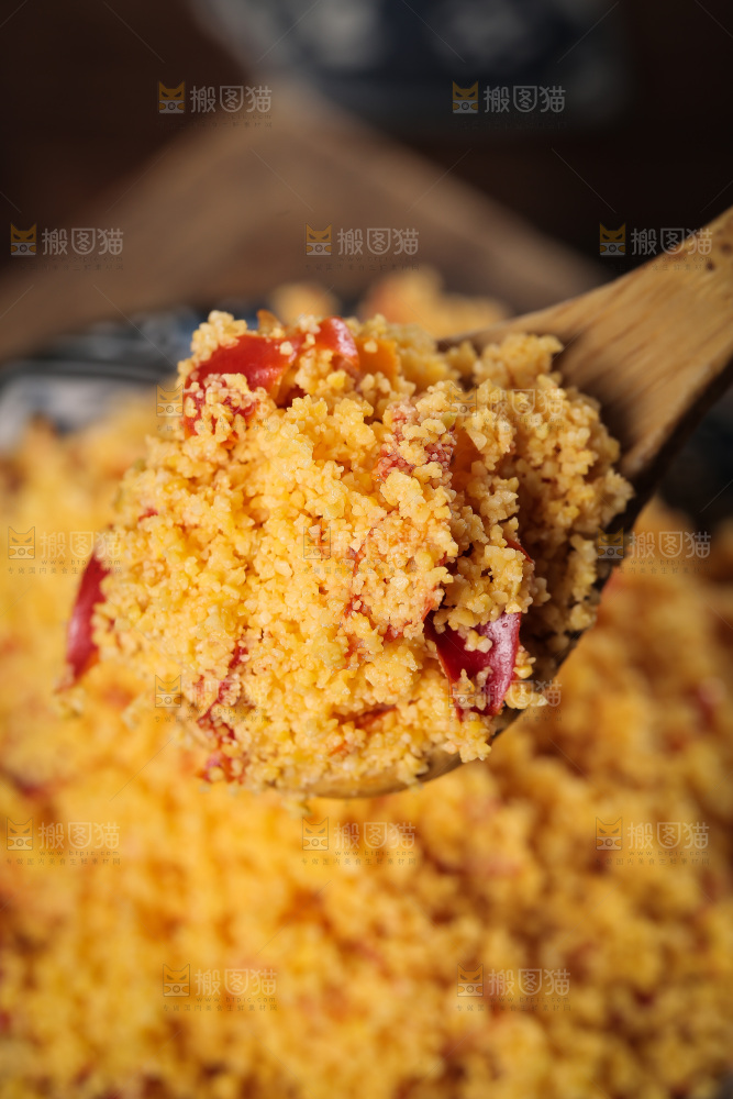 勺子上舀着鲊尖椒特写