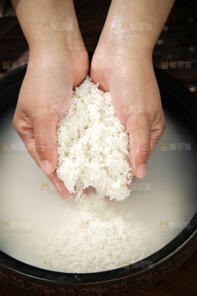 手里捧着糯米
