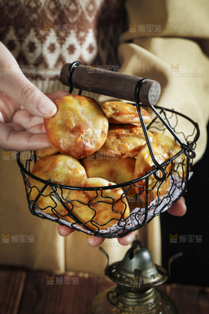 手里端着一篮鸡仔酥