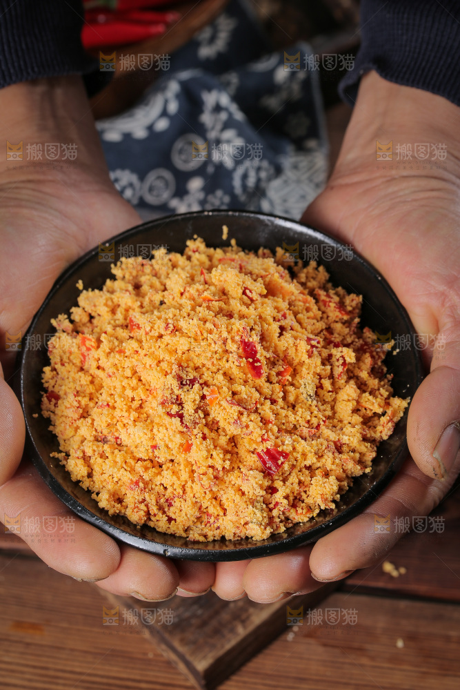 手里端着一碗恩施榨广椒