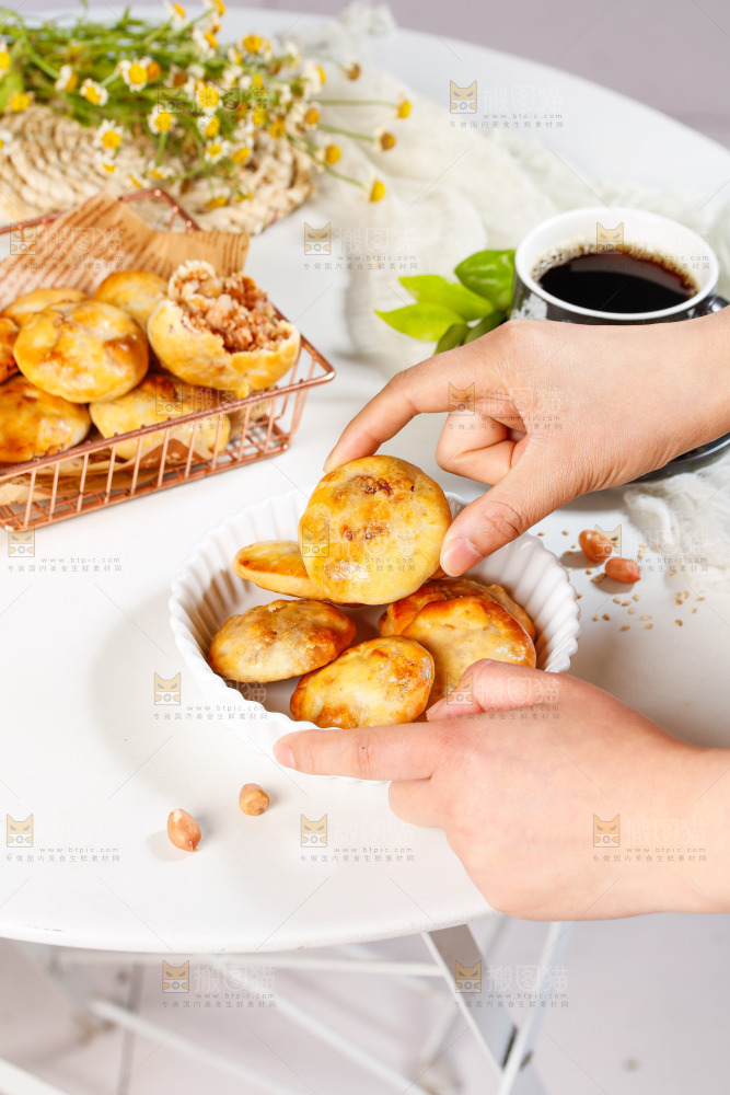 手里端着一盘鸡仔饼