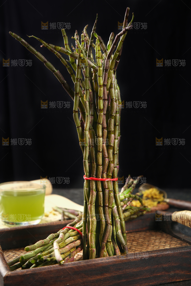 木盘里放着霍山石斛鲜条