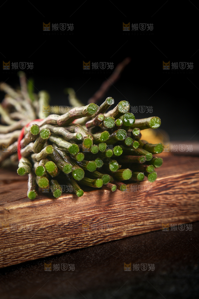 木板上放着霍山铁皮石斛鲜条