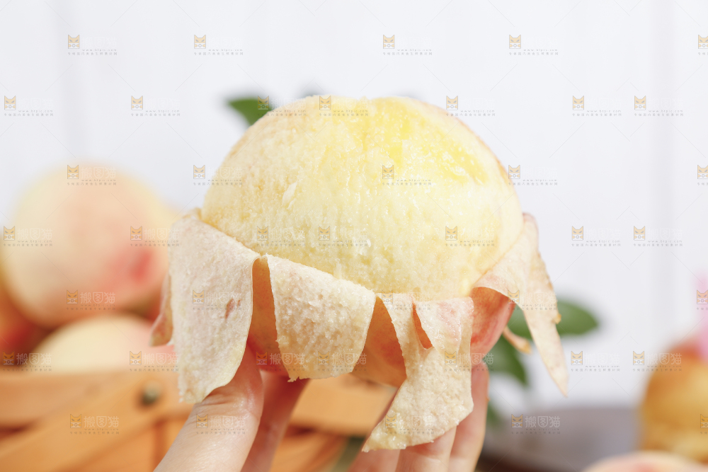 手里拿着水蜜桃