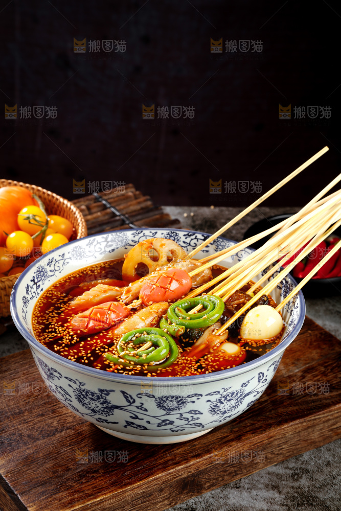 木板上放着一碗钵钵鸡