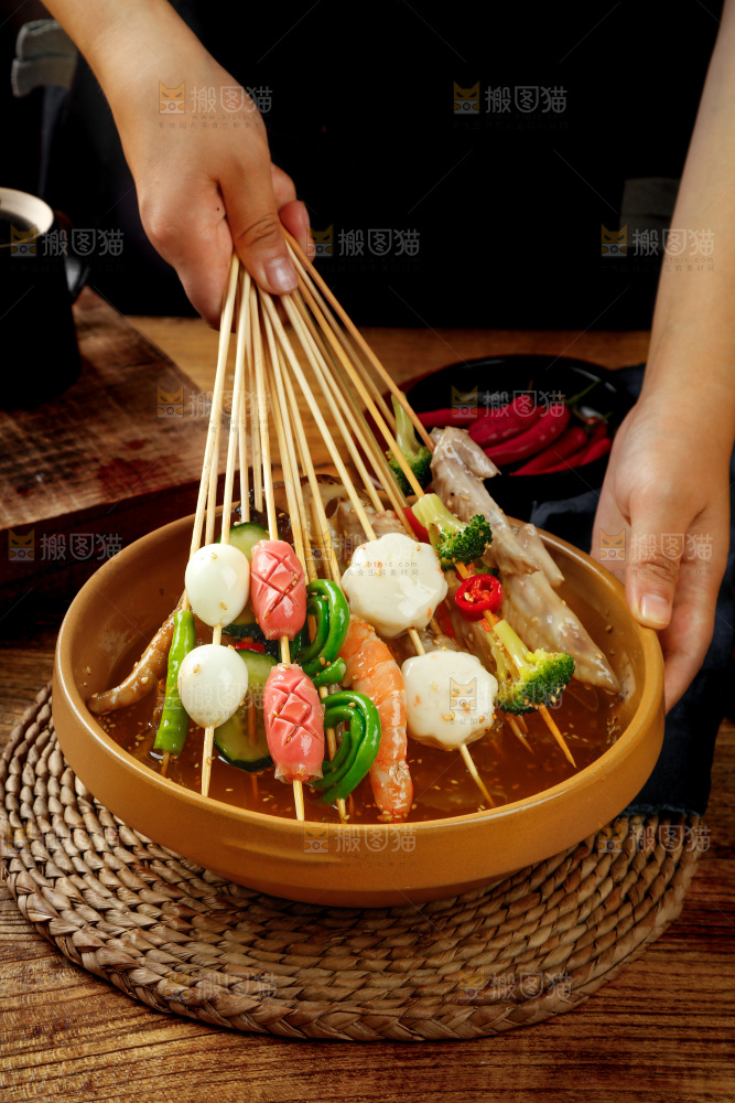手里拿着冷锅串串