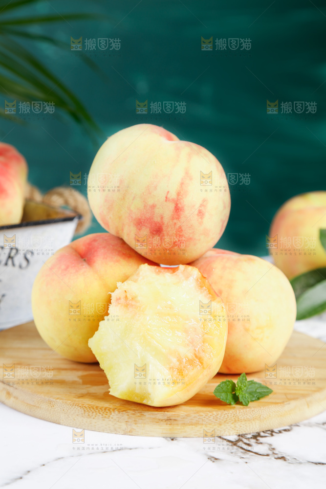 木板上的阳山水蜜桃