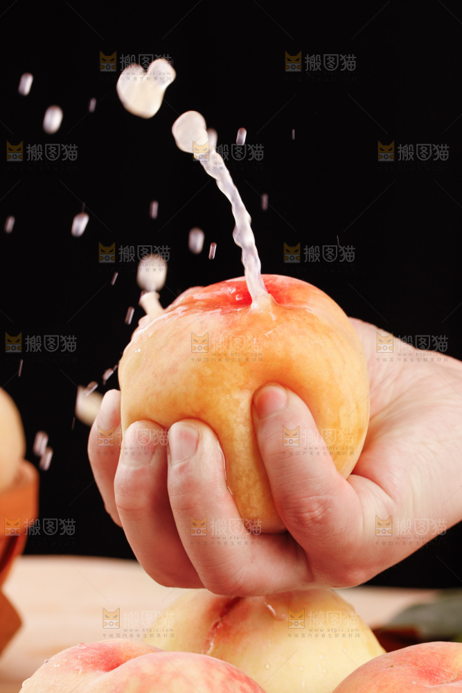手里爆汁的水蜜桃