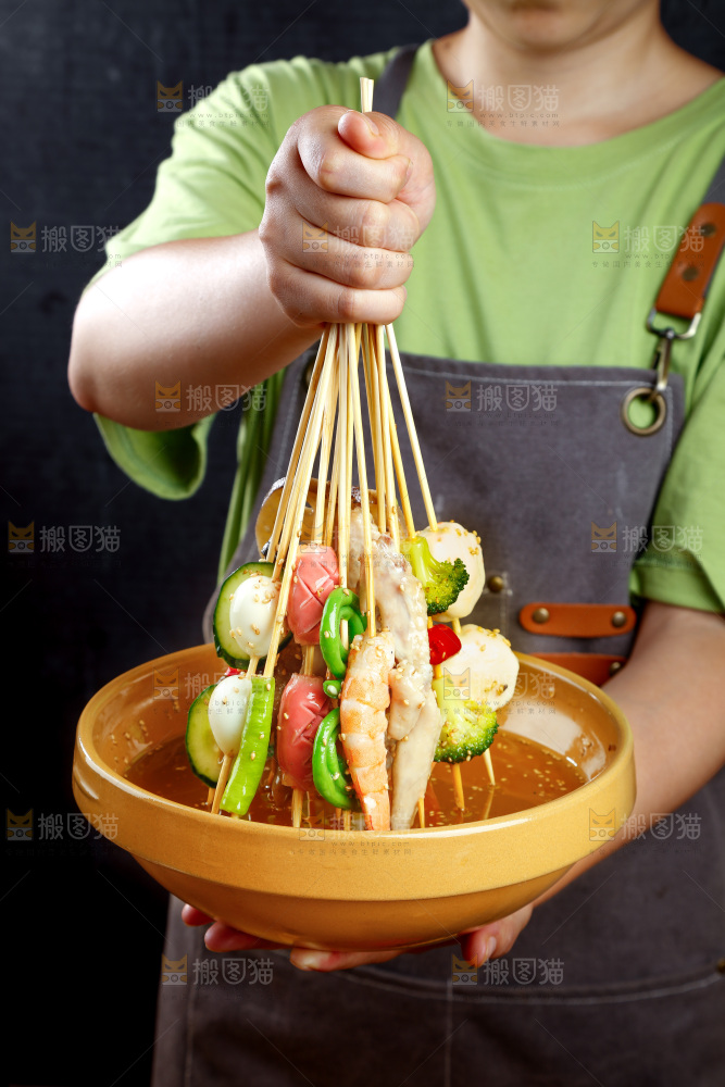 手里拿着冷锅串串