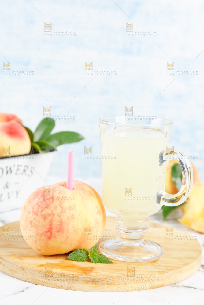 木板上放着水蜜桃和蜜桃汁