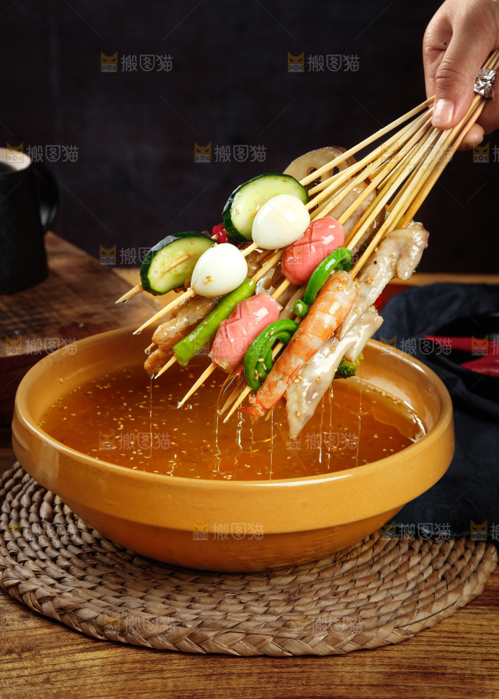 手里拿着冷锅串串