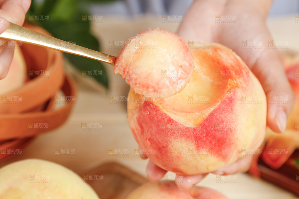 勺子上舀着水蜜桃果肉