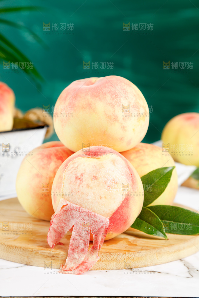 木板上放着一堆新鲜水蜜桃