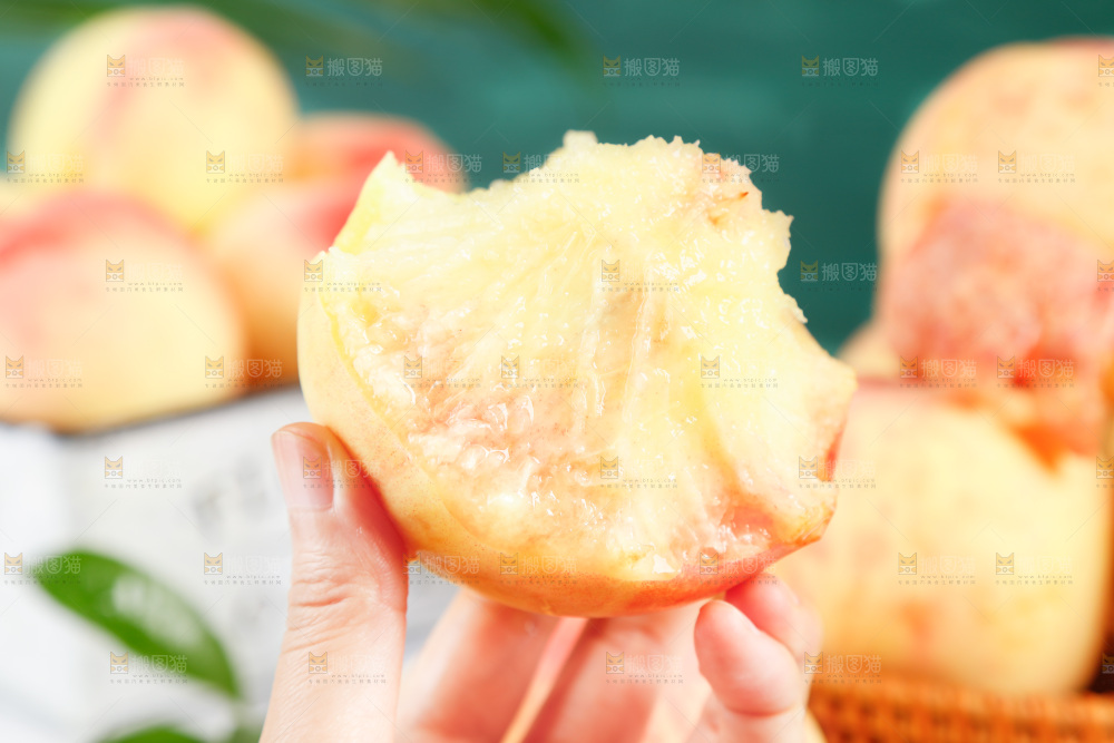 手里拿着水蜜桃