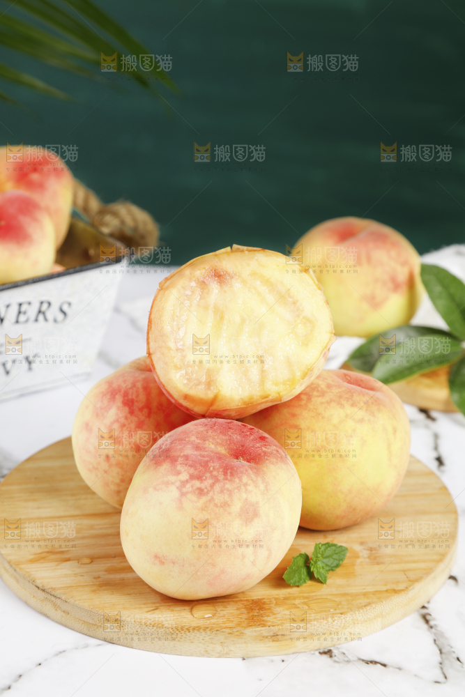 木板上放着一堆新鲜水蜜桃