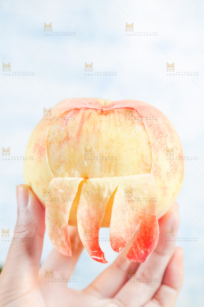 手里拿着水蜜桃