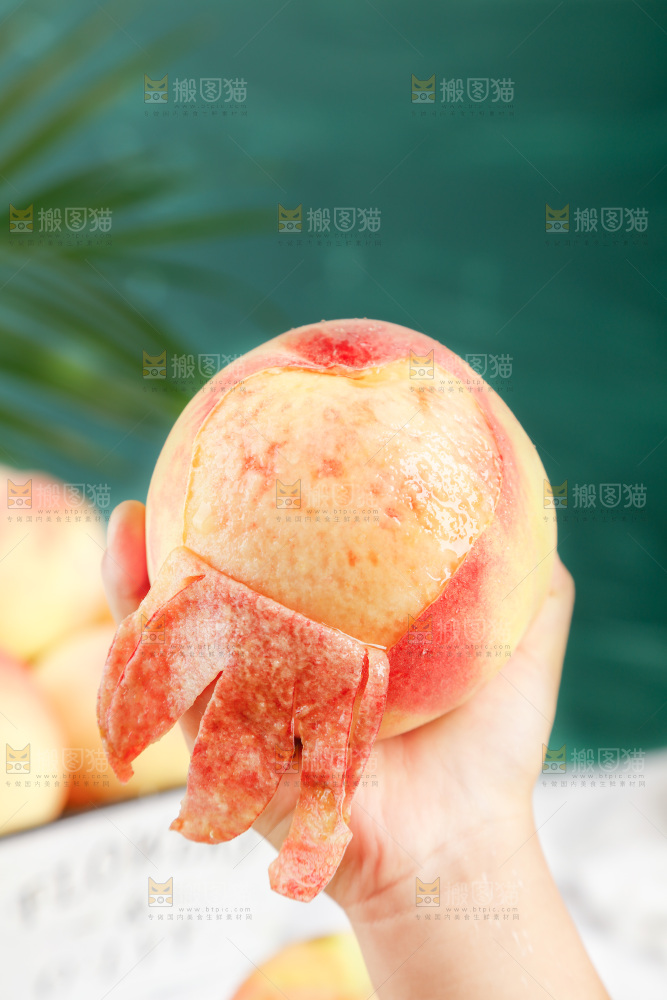 手里拿着水蜜桃