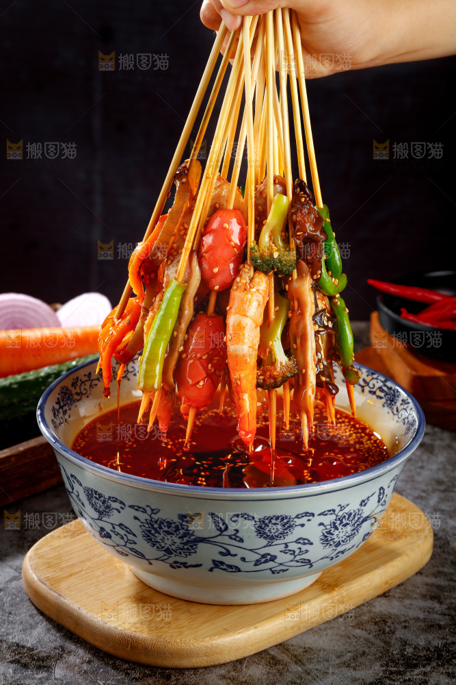木板上放着一碗钵钵鸡