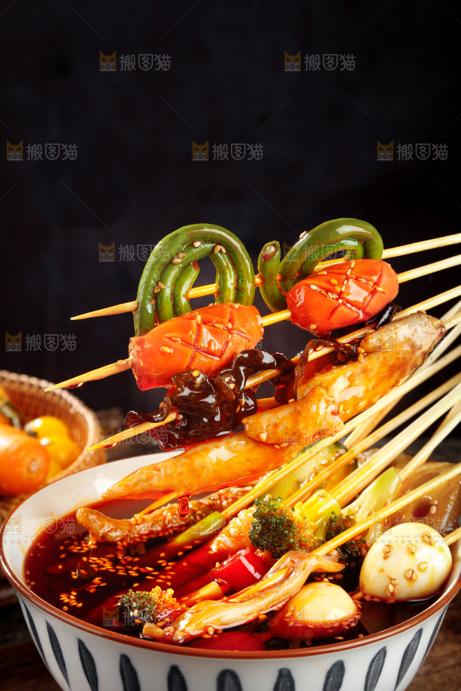 手里拿着冷锅串串