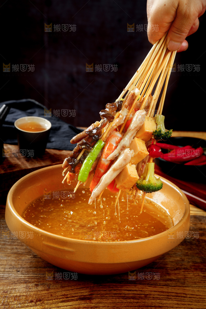 手里拿着冷锅串串
