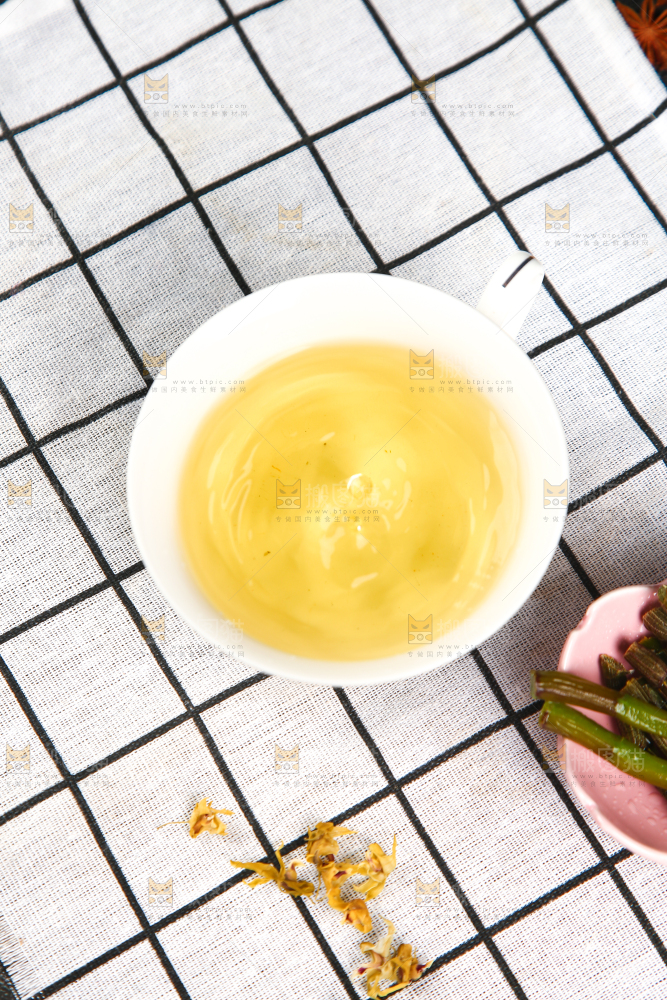 格子底上放着一杯石斛茶