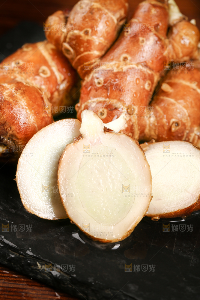 黑底上放着新鲜沙姜