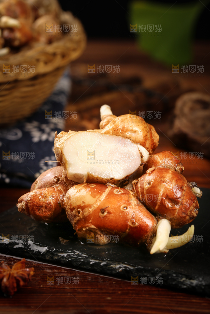 黑底上放着新鲜沙姜