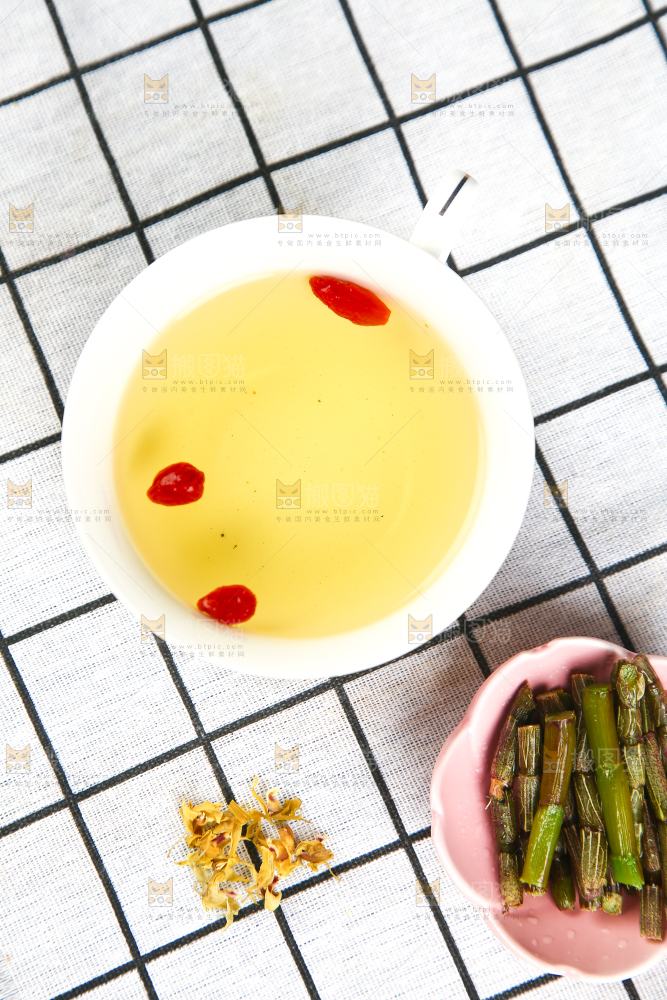 格子底上放着一杯石斛茶