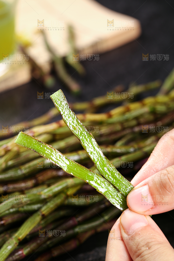 手里拿着石斛鲜条
