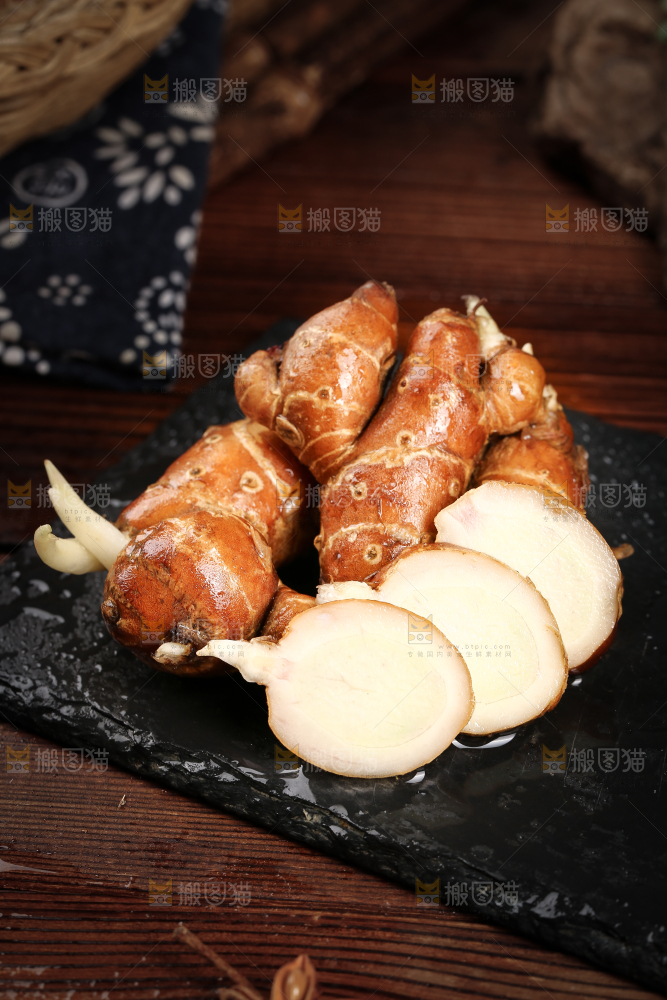 黑底上放着新鲜沙姜