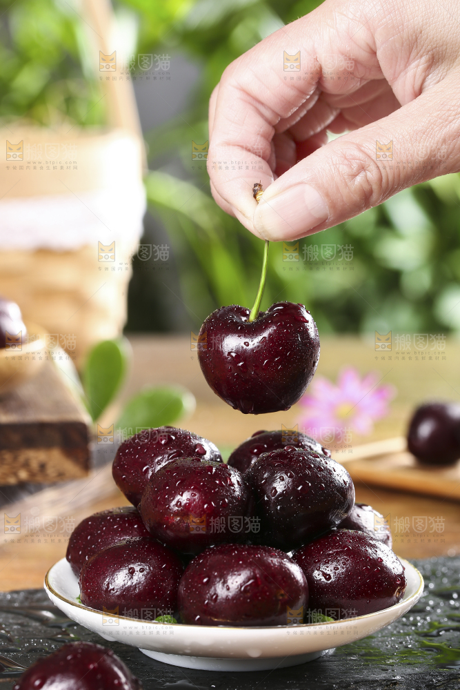 手里拿着车厘子