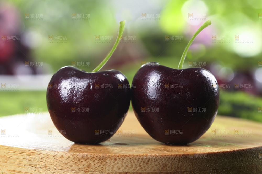 木板上放着黑珍珠车厘子