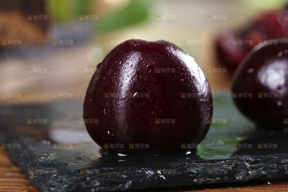 黑石板上放着黑珍珠车车厘子