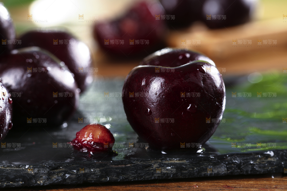 黑石板上放着黑珍珠车车厘子