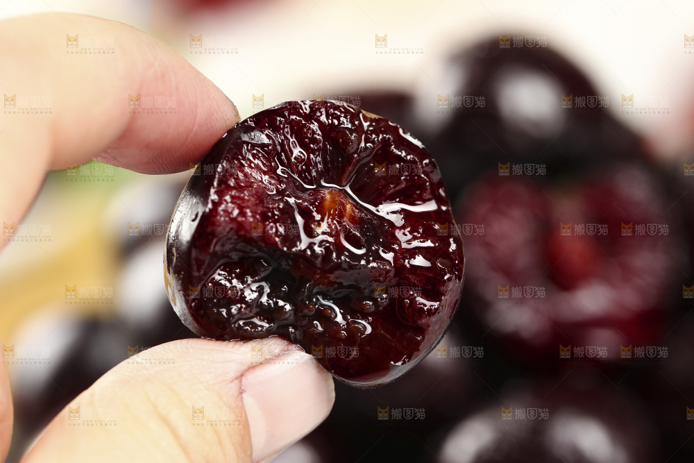 手里拿着黑珍珠