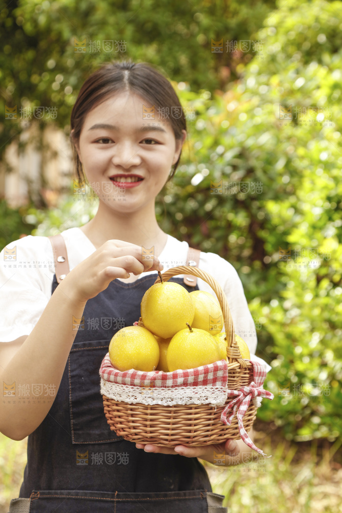 女孩手里端着一篮黄金百香果