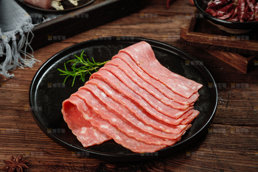 木底上放着一盘培根肉