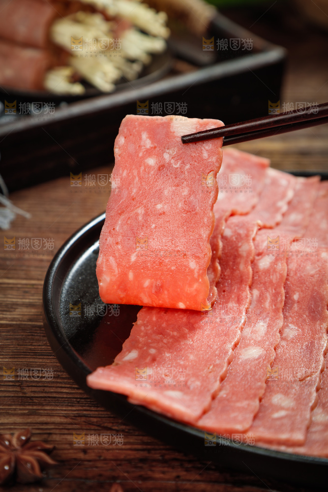 筷子上夹着培根肉