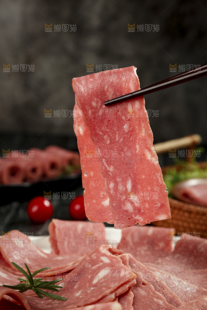筷子上夹着培根肉