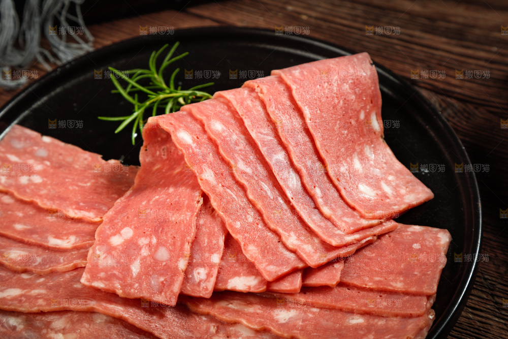 木底上放着一盘培根肉