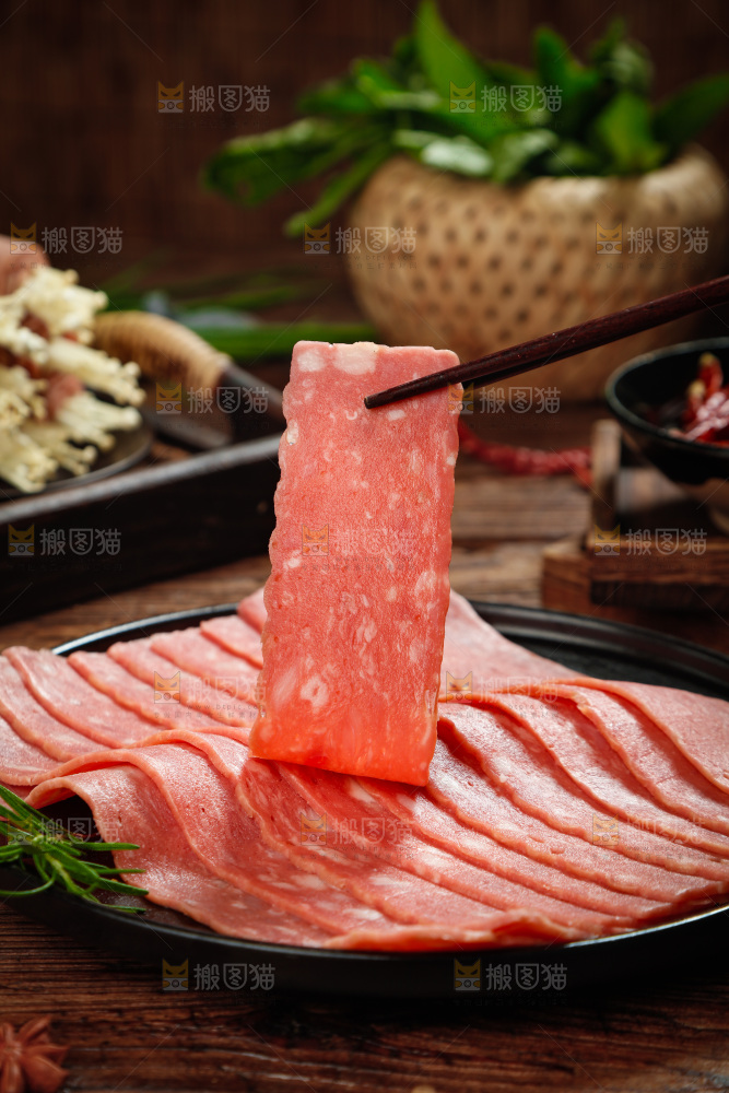 筷子上夹着培根肉